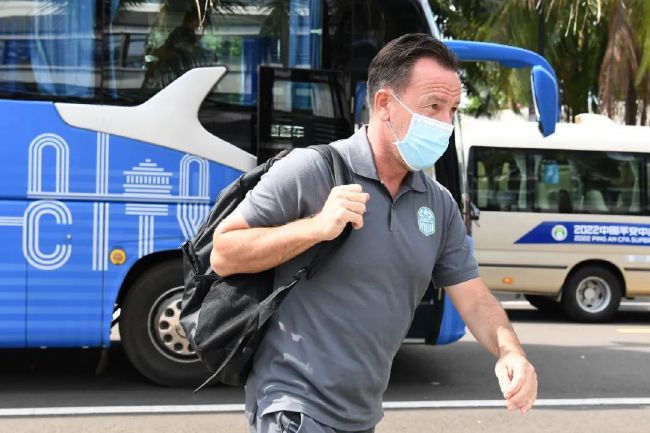 　　　　真实的叙事　　　　在汽船公司员工扣问下，Pi说出了那场海难后的真实故事。